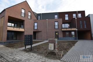 KOOP NU EN BETAAL PAS BIJ OPLEVERING !!<br /><br />Prachtig nieuwbouwproject op toplocatie in de dorpskern van Berlaar.<br /><br />Deze prachtige residentie in het centrum van Berlaar staat voor een stijlvolle, hedendaagse en tijdloze architectuur. De materiaalkeuze en detaillering resulteert in gevels die eenvoud en klasse uitstralen. Deze lijn wordt volledig doorgetrokken in heel het project dat met de grootste zorg voor esthetiek werd ontworpen.<br /><br />Dit project zal bestaan uit 14 appartementen met 1, 2 of 3 slaapkamers in combinatie met bovengrondse carports en privatieve bergingen. De bewoonbare oppervlaktes variëren tussen de 80 m² en 131 m² allen voorzien van unieke lichtinval.<br /><br />We betreden de appartementen via de inkomhal dewelke ons leidt tot een zeer lichtrijke leefruimte met toegang tot het prachtige zonneterras, aansluitend vinden we de eetplaats en een volledig uitgeruste open keuken. Verder hebben we nog telkens 1, 2 of 3 slaapkamers, een apart toilet, een geriefelijke berging en een ruime badkamer.<br /><br />Er zal standaard gebruik gemaakt worden van vloerverwarming met warmtepomp, ventilatie en zonnepanelen dewelke voor een lage energiebehoefte zullen zorgen.<br /><br />BOVENGRONDSE CARPORT EN BERGING inbegrepen in de prijs!<br /> <br />Kom snel eens langs bij ons, dan geven we u graag meer uitleg op maat. U kan ons ook contacteren voor een vrijblijvende waardebepaling van uw eigendom. U zal vakkundig bijgestaan worden in combinatie met een persoonlijke aanpak voor uw aan en verkoop.