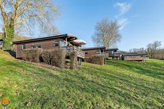 Op een fantastische locatie nabij Dinant bevindt zich dit vakantiehuisje met 2 slaapkamers. U bevindt zich hier midden in de natuur met tal van ontspanningsmogelijkheden nabij. <br /><br />Op naar de Belgische Ardennen! Aan de Maas, op de zonnige kant van een heuvel, ligt het gezellige vakantiepark Vallée Les Etoiles. Het is de perfecte plek om lekker te genieten! Maak fijne wandelingen of fietstochten door de groene omgeving, of kies voor een spannende mountainbikeroute. Na je avontuur kun je lekker ontspannen in dit knusse vakantiehuisje. Vanaf de veranda heb je een prachtig uitzicht. Het op het domein beschikbare verwarmde binnenzwembad, de speeltuin, de indoor speeltuin en de animatie zullen zeker in de smaak vallen bij de kinderen.<br /><br />Dit vrijstaande vakantiehuisje is geschikt voor 4 personen. In de gezellige woonkamer vind je een zithoek met een sfeervolle haard en een televisie en is ook een eethoek ingericht. De open keuken is van alle gemakken voorzien, zoals een filterkoffiezetapparaat, een koelkast met vriesvak, een combimagnetron, een vaatwasser en een waterkoker. Het chalet omvat 2 slaapkamers en een badkamer met een douche, een wastafel en een toilet. Buiten is er een omheinde veranda met tuinmeubilair en er is plek om 1 auto te parkeren nabij het huisje.<br /><br />Dit is een uitstekende opportuniteit als u op zoek bent naar een vakantiehuisje op een toplocatie nabij Dinant. Contacteer ons voor meer informatie op 0479/47.09.61 of neem een kijkje op www.boonstravastgoed.be .