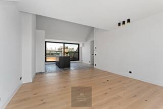 Découvrez cet appartement entièrement rénové, idéalement situé au troisième étage de la Marktstraat à Nieuwpoort-Ville. À seulement 100 mètres de...