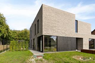 <h3><span>Maison moderne mitoyenne de 2024 aux finitions haut de gamme</span></h3><p><span>Vous recherchez une </span><span>maison moderne, prête à emménager et économe en énergie,</span><span> où la lumière, l'espace et la qualité occupent une place centrale ? Alors cette magnifique maison semi-ouverte datant de 2024 vaut vraiment le détour.</span></p><p><span>Située dans un </span><span>quartier résidentiel calme à Tessenderlo</span><span>, cette maison allie un emplacement résidentiel agréable à un accès facile aux commerces, écoles, commodités et axes routiers principaux.</span></p><p><span>Dès votre entrée, vous ressentirez immédiatement une </span><span>sensation d’espace et d’ouverture</span><span>. Grâce à ses nombreuses baies vitrées, la maison est baignée de lumière naturelle. Le hall d’entrée dispose de </span><span>toilettes pour invités</span><span> et d’un débarras pratique.</span></p><p><span>La cuisine moderne constitue le cœur de la maison</span><span> et communique directement avec le spacieux salon. Elle bénéficie de finitions haut de gamme et est équipée d’un </span><span>four à vapeur, d’un four mixte et d’un lave-vaisselle</span><span>, ainsi que de nombreux rangements. C’est l’endroit idéal pour cuisiner, partager un repas et passer de bons moments ensemble.</span></p><p><span>Au premier étage se trouvent </span><span>3 chambres spacieuses</span><span>, une salle de bains élégante avec </span><span>douche et baignoire</span><span>, une buanderie pratique et des toilettes séparées.</span></p><p><span>À l’extérieur aussi, vous bénéficierez d’un confort optimal. Le </span><span>jardin entièrement clôturé</span><span> dispose d’une terrasse agréable et d’un abri de jardin, idéal pour se détendre ou entreposer des affaires supplémentaires.</span></p><h3><span>Atouts :</span></h3><p><span>- Année de construction 2024, prêt à emménager<br />- Matériaux et finitions haut de gamme<br />- Beaucoup de lumière naturelle<br />- Concept d’habitat ouvert et spacieux<br />- 3 chambres spacieuses<br />- Salle de bains avec douche et baignoire<br />- Panneaux solaires<br />- Citerne d'eau de pluie de </span><span>10 000</span><span> litres<br />- </span><span>CPE</span><span>A<br /><br />Vente soumise à des droits d'enregistrement inférieurs à 2 %</span><span>, sous réserve du respect des conditions légales</span></p><p><span>Une </span><span>maison récente, de qualité et économe en énergie</span><span>, sans souci de rénovation. La combinaison parfaite entre confort de vie contemporain, espace, lumière et finitions haut de gamme.</span></p>