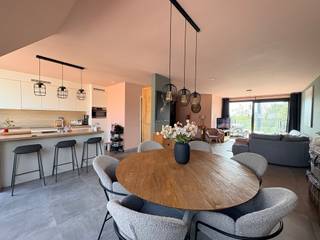 <p>Ontdek dit <strong>instapklare appartement in Zonnebeke</strong>, waar comfort en stijl perfect samenkomen. Dankzij de <strong>gunstige ligging</strong>, het <strong>prachtige verzicht</strong> en de <strong>luxueuze afwerking</strong> geniet u hier elke dag van een aangename woonbeleving. Met <strong>2 volwaardige slaapkamers</strong> is dit de ideale woonst voor wie op zoek is naar kwaliteit, rust en een appartement waar u meteen uw intrek kunt nemen.<br /><br />Indeling: Inkom, afzonderlijk toilet, woonkamer die naadloos overloopt in de keuken en zithoek, 2 slaapkamers, bergruimte/technische ruimte, badkamer, terras<br /><br />Troeven:<br />- Uniek verzicht<br />- Luxe afwerking<br />- 2 slaapkamers<br />- Gunstige ligging<br />- EPC A<br />- Lift aanwezig<br /><br />Staanplaats verplicht bij te kopen voor €6.000.</p>
Neem zeker contact op om deze unieke kans te bezoeken!