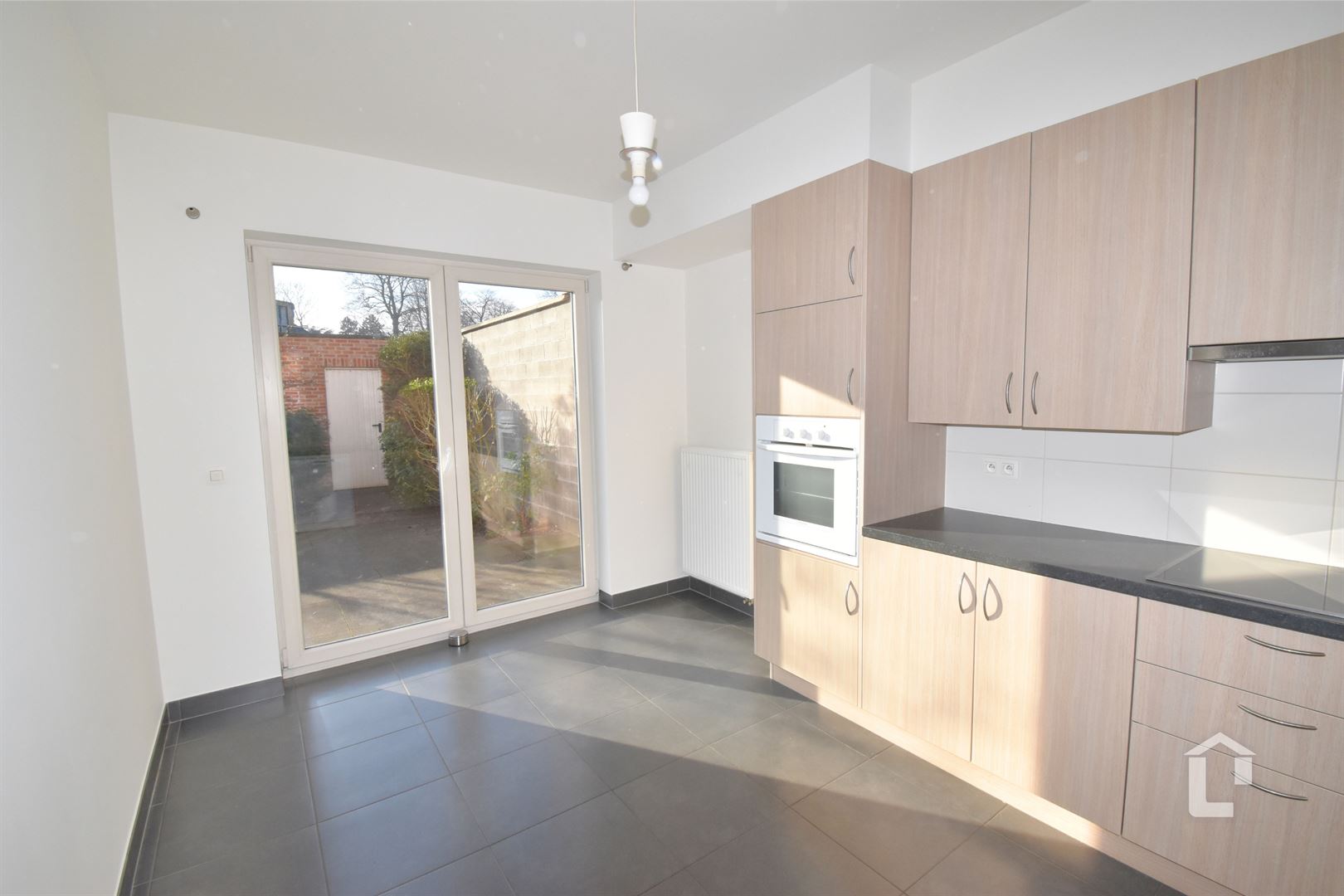 Ruim, recent gelijkvloers appartement in centrum Sint-Denijs-Westerm - foto 4