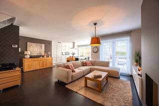 Voor verdere info of een vrijblijvende waardebepaling van uw eigendom: jordi.broes@homixx.be of 016 199 340.<br /><br />In een rustige en residentiële wijk aan de Oude Kasteellaan, één van de meest gegeerde straten van Bonheiden, bieden wij u met trots deze exclusieve open bebouwing aan. <br />De bijzonder aangename en fietsvriendelijke ligging combineert rust en groen met een uitstekende bereikbaarheid. <br />Het centrum van Bonheiden, Berentrode, de Krankhoeve, Tennisclub BTK en KV Bonheiden bevinden zich allemaal vlakbij.<br />Deze uitstekend afgewerkte woning is gelegen op een perceel van 660 m² met een bewoonbare oppervlakte van 198 m² en biedt een perfecte combinatie van ruimte, comfort en volledige privacy.<br /><br />Bij het betreden van de woning valt meteen het aangename licht en ruimtegevoel op. <br />De royale leefruimte met gezellige gashaard sluit naadloos aan op de moderne, volledig uitgeruste open keuken – de ideale plek voor wie houdt van koken en gezellig samenzijn. <br />Momenteel heeft de woning 3 ruime slaapkamers met bovendien de mogelijkheid om dit uit te breiden naar nog meer slaapkamers. <br />Een unieke extra troef is de tweede volwaardige woonunit in het huis, uitgerust met een tweede badkamer en een tweede keuken. <br />Deze ruimte kan perfect dienen als zorgwoning, kangoeroewoning, vrij beroeper of een zelfstandige. <br />Voor het 2de woongedeelte is er ook een traplift aanwezig die leidt naar de slaapkamer (met toilet).<br />In totaal beschikt het pand ook nog over 2 badkamers, 4 toiletten, een praktische dressing met ingemaakte kasten en een handige berging/wasplaats.<br /><br />Buiten geniet u in alle rust van de prachtig aangelegde zuidgerichte tuin zonder enige inkijk, wat zorgt voor 100% privacy. <br />Het terras en het uitnodigende zwembad – voorzien van een energiezuinige warmtepomp, filter en afdekcover – bieden u het ultieme vakantiegevoel in eigen tuin. <br />Het terrein is volledig afgesloten en toegankelijk via een automatische poort. <br />Parkeergelegenheid is ruimschoots aanwezig dankzij een grote carport met 2 staanplaatsen, een extra buitenparking op het domein én meerdere parkeermogelijkheden in de straat.<br /><br />Ook op technisch vlak is deze woning uitstekend uitgerust: een modern ventilatiesysteem type D, een regenwaterput van 9000 liter aangesloten op meerdere wc's en buitenkranen, een conforme elektriciteitsinstallatie, meerdere lucht-luchtwarmtepompen, 26 zonnepanelen, en een alarminstallatie garanderen een zorgeloos, veilig en comfortabel woongevoel.<br /><br />Qua roerende goederen zijn er ook veel zaken die potentieel kunnen blijven staan.<br /><br />Tot snel voor een bezoek aan de woning!
