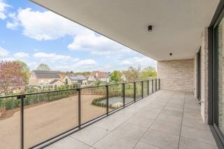 BIJ INTERESSE GELIEVE AUB indien mogelijk REAGEREN VIA E-MAIL = huur@immofransgoffin.be =&gt; met opgave van het adres van het betreffende pand.<br /><br />Interessant: de huurder met zelfstandige beroepsactiviteiten mag het gehuurde goed deels beroepshalve gebruiken en de huurkosten deels fiscaal in zijn beroepskosten opnemen zonder toepassing van handelshuurwet!<br /><br />Dit zeer recent appartement op de tweede verdieping met een bewoonbare oppervlakte van 83,09 m² is gelegen in de net opgerichte Residentie “Notarius” aan de Heuvenstraat 106 in Zonhoven. Deze stijlvolle residentie onderscheidt zich moeiteloos van ander aanbod in deze omgeving, onder meer door de gunstige ligging, de strakke doch elegante architectuur met opvallend mooie gevel en het uitstekende wooncomfort. Bij oprichting van dit mooie project werd de nadruk gelegd op kwaliteit, afwerking en energiezuinigheid, door gebruik van de betere materialen en moderne technieken zoals warmtepompen, vloerverwarming en zonnepanelen. <br /><br />Op slechts een kleine 10-tal minuutjes wandelen treft men het mooie, vernieuwde centrum van Zonhoven, met onder meer diverse winkels, supermarkten, apotheken, bakkers en gezellige brasserietjes.<br />Op een 4-tal kilometer ligt de oprit van de E314 en is er een goede verbinding met andere invalwegen, zodat ook omliggende steden vlot bereikbaar zijn. <br />Ondanks deze gunstige centrale ligging zal het hier bijzonder aangenaam en rustig om wonen zijn. Het appartement bevindt zich aan de achterzijde van het gebouw met zicht op de achterliggende, netjes aangelegde tuin. Bij binnenkomst in dit mooie appartement zal men onmiddellijk een aangenaam gevoel van rust en ontspanning kunnen ervaren, zonder enige hinder van de voorliggende weg. Het mooie terras bieden veel privacy, gezien er geen zijdelingse inkijk mogelijk is. <br /><br />INDELING:<br />Inkomhal, aparte WC, 2 slaapkamers, netjes afgewerkte badkamer met dubbele lavabo en inloopdouche, lichtrijke leefruimte met groot schuifraam en open keuken, uitgerust met “Siemens” apparaten: inbouw koelkast, afwasmachine, inductiekookplaat en combi-oven, toegang via een groot schuifraam naar het ruime terras (26,88 m²) met zicht op achterliggend groen<br />In de kelderverdieping: autostaanplaats, 2 fietsstalplaatsen en 1 fietshaak<br /><br />Technische kenmerken:<br />- Warmtepomp lucht-water<br />- Zonnepanelen<br />- Voorzien van lichtarmaturen (behalve leefruimte) en gordijnrails<br />- Ventilatiesysteem D<br />- Volledig fris geschilderd<br />- Zeer energiezuinig <br />- Aansluitingspunt voorzien aan autostaanplaats voor opladen elektrische wagen (door huurder zelf te plaatsen)<br />- Pre-airco in leef- en eetruimte voorzien – zelf te installeren door huurder<br />- Eenvoudig domoticasysteem<br />- EPC-bouw: nog in opmaak o.w.v. nieuwbouwprocedure<br /><br />Huurprijs te verhogen met een provisie/voorschot van 100 EUR per maand, jaarlijks af te rekenen<br /><br />Dit aantrekkelijk appartement zal voor de eerste maal aangeboden worden op de huurmarkt, netjes geschilderd, voorzien van de meeste verlichtingsarmaturen (muv leefruitme) en volledig instapklaar. <br />De geschikte huurder zal hier bijzonder goed ontvangen worden en snel zijn nieuwe thuis van kunnen maken. <br /><br />VRIJ VANAF 01/03/2026