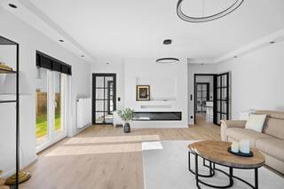 <p>ALTRO VASTGOED VERKOOPT: Luxueuze droomvilla met 5 slaapkamers</p><p>Bent u op zoek naar een woning die aan de binnenzijde werkelijk álles biedt? Deze prachtig afgewerkte villa in het idyllische Bachte-Maria-Leerne is een zeldzame vondst. Hoewel de straat momenteel wordt vernieuwd, wat zal resulteren in een nóg mooiere toegang, is het vooral het spectaculaire interieur dat u volledig zal betoveren.</p><p>Bij binnenkomst wordt u verwelkomd in een stijlvolle inkomhal met hoogwaardig maatwerk. De indeling is doordacht en biedt een ongeziene flexibiliteit met twee royale, lichtrijke leefruimtes waar het natuurlijke licht vrij spel heeft. Het kloppend hart van de woning is de luxueuze keuken met een stijlvol eiland. Daarnaast vindt u op het gelijkvloers een extra (slaap)kamer met aangrenzende luxueuze badkamer.</p><p>Op de verdieping wordt de nadruk op ruimte bevestigd met maar liefst vijf zeer ruime slaapkamers. De master bedroom is een ware suite, compleet met eigen dressing. Een tweede luxueuze badkamer zorgt voor optimaal comfort voor het hele gezin. De woning beschikt bovendien over een volledig afgewerkte kelder, ideaal voor hobby of stockage.</p><p>Gelegen op een prachtig perceel in een groene omgeving nabij de Leie, combineert deze villa landelijke rust met een hoogwaardige afwerking. Een uniek pand waar ruimte geen grenzen kent.</p><p>Dit pareltje zelf ontdekken? Maak een afspraak bij Leen via 0478/69.84.34 of Leen@altro-vastgoed.be.</p>