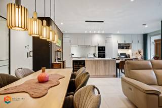 Op een rustige locatie te Hulshout bevindt zich dit ruim en energiezuinig gelijkvloers appartement met 2 slaapkamers, ruime tuin en zowel...