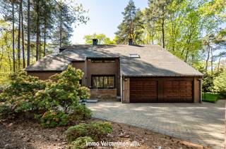 In een uiterst residentiële en gegeerde omgeving, vlakbij het meer van Keerbergen, bevindt zich deze karaktervolle en statige villa met een...