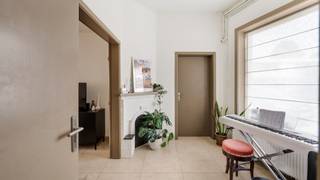 Op 5 minuten fietsen van het historisch stadscentrum verkopen wij dit leuk huis, voorzien van een heerlijk ingesloten zonneterras en een bijzonder praktische fietsenberging (minigarage).<br />Een enorme meerwaarde op deze locatie aangezien alles bereikbaar is met de fiets. Deze fietsenberging is voldoende groot voor meerdere fietsen, een bakfiets en/of bijkomende stockage. <br /><br />Het huis zelf werd doorheen de jaren wat vernieuwd.<br />Zo werd het dak volledig asbestvrij gemaakt en voorzien van de nodige isolatie. Ook de ramen zijn recent met hoogrendementsbeglazing en de verwarmingsketel dateert van 2017.<br />Dit resulteert in een energielabel C waardoor u zorgeloos kunt intrekken in de woning. Bovendien geniet u van een volledig conforme elektriciteitskeuring!<br /><br />Indeling:<br />Ruime inkomhal met trap, grote woonkamer met toegang naar de stadstuin waar u volop kunt genieten van de stilte en de zon.<br />Verder nog een verzorgde keuken met annex bijkeuken/wasplaats, een badkamer met douche en toilet, en een kleine garage met extra opslagruimte.<br />Op de verdieping zijn er 2 zeer grote slaapkamers. Verzorgde opbergzolder onder de nok.<br /><br />Meer informatie of een vrijblijvend bezoek?<br />Contacteer Sacha Vanrafelghem op GSM 0487/43.79.10.
