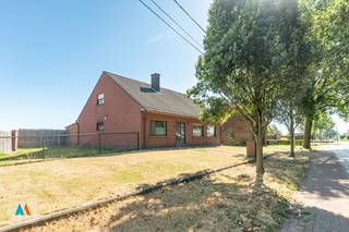 <span>Op zoek naar een woning met </span><strong><span>ruimte, rust én mogelijkheden</span></strong><span>? Deze vrijstaande eengezinswoning uit de jaren 80 is gelegen op een mooi perceel, in een rustige omgeving en toch </span><strong><span>uitstekend centraal gelegen</span></strong><span>. Een ideale combinatie voor wie graag thuiskomt in alle rust, maar tegelijk de dagelijkse voorzieningen en belangrijke verbindingswegen binnen handbereik wil hebben.<br /><br />Een bijzonder grote troef is de <strong>volledig gelijkvloerse indeling</strong>. Zo bevinden de belangrijkste leefruimtes en slaapkamers zich op het gelijkvloers, wat de woning bijzonder praktisch maakt en toekomstgericht wonen mogelijk maakt.<br /><br /><strong>Een vrijstaande woning met karakter, een royaal gevoel van ruimte en vooral: bijzonder veel potentieel.</strong><br /><br /><br /></span>