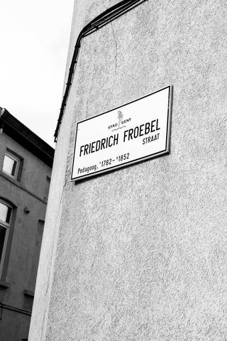 Située à un excellent angle de rue à Ledeberg (Gand), cette maison familiale très bien entretenue offre une luminosité naturelle exceptionnelle et une vue dégagée. 16 PANNEAUX SOLAIRES (405Wp chacun) réduisent vos coûts énergétiques. Alliant charme authentique et solutions pratiques, elle est idéale pour les familles ou le télétravail.
Au rez-de-chaussée, l'ancien garage sert désormais de vaste local à vélos. Vous y trouverez aussi un studio équipé (douche, WC, kitchenette), idéal pour une profession libérale, des invités ou du cohabitat (sous réserve de permis).
La maison dispose de 3 chambres spacieuses, chacune avec son propre lavabo. Le séjour, baigné de lumière, offre une sensation d'espace et de sérénité.