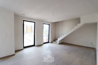 EXTRA ACTIE:<br />Bij aankoop van een appartement krijgt u € 5000 korting op de autostandplaats<br /><br />Mogelijkheid aankoop onder 6% BTW *<br />* Indien u aan de voorwaarden voldoet<br /><br />Residentie Prinsenhof is een uniek woonproject in hedendaagse architectuur en overtuigt topkwaliteit voor wat betreft de bouwtechniek, duurzaamheid, comfort en woongevoel in het centrum van Maaseik.<br /><br />Deze appartementen geven het wonen in een stad een heel andere dimensie.<br /><br />=> Duplex-appartement<br />EERSTE VERDIEPING<br />- Inkomhal<br />- Apart toilet<br />- Leefruimte met keuken<br />- Berging<br />- Terras van 1,34m²<br /><br />TWEEDE VERDIEPING<br />- Nachthal<br />- 1 slaapkamer<br />- Badkamer<br /><br />=> Kenmerken:<br />- Ventilatiesysteem D met warmterecuperatie<br />- De appartementen zijn voorzien van een zeer betrouwbare warmtepomp die zich kenmerkt door een laag E-peil en een stille werking. De hoge energie-efficiënte zorgt voor een gevoelige verlaging van het E-peil. De warmtepomp is bovendien de stilste warmtepomp in zijn soort die momenteel op de markt is. Zij voorziet de appartementen individueel van voldoende energie en van warm water dankzij een ingebouwde boiler.<br />- Lift en videofoon aanwezig<br />- Zonnepanelen op de platte daken<br />- Appartementen zijn zeer energiezuinig waardoor gunstige regeling onroerende voorheffing<br /><br />=> Verkoopprijzen exclusief:<br />- Autostandplaats in kelder <br />- Privatieve kelderberging