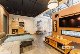 RUIME EN KARAKTERVOLLE WONING MET VEEL POTENTIEEL EN INPANDIGE GARAGE!<br /><br />Op zoek naar een ruime woning met karakter, verrassend veel mogelijkheden en alle ruimte om jouw woondromen waar te maken? Ontdek deze veelzijdige eigendom met een unieke indeling en tal van uitbreidingsmogelijkheden!<br /><br />Deze charmante eigendom onderscheidt zich door haar royale ruimtes, authentieke uitstraling en flexibele indeling. Of je nu op zoek bent naar een ruime gezinswoning, een woning met plaats voor een zelfstandige activiteit of een eigendom die je volledig naar eigen smaak wilt inrichten: hier krijg je alle kansen om jouw ideeën vorm te geven.<br /><br />De woning beschikt over een grote, functionele keuken en een gezellige leefruimte met mezzanine, die zorgt voor een extra ruimtelijk gevoel en een bijzonder karakter. Daarnaast biedt de eigendom heel wat extra ruimte, ideaal voor wie wonen wil combineren met werken, hobby's of extra ontspanningsmogelijkheden.<br /><br />