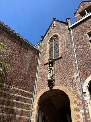 <h3>Unique 3-Bedroom Apartment in Historic Building</h3>
<p><strong>Hof Van Immerseel:</strong> Experience living in a historic complex featuring a Burgundian chapel dating back to around 1495. Through the impressive gate, you reach the first inner courtyard. Here, you find the entrance to the first four luxurious apartments, which beautifully balance modern comfort with authentic elements such as molurus, wooden support beams, and stunning floors. Surrounding the second inner courtyard are the coach house and two modern glass apartments.</p>
<p><strong>Layout:</strong> This duplex apartment is accessed through a hall with a guest toilet equipped with a hand washbasin. The spacious living area, with its exceptional wooden ceiling featuring original support beams and authentic tiled floors, creates an intimate atmosphere. The open kitchen is equipped with an induction cooktop, combination oven, dishwasher, and a large refrigerator. Through the night hall, you reach two bedrooms with built-in wardrobes and a bathroom with a walk-in shower and double sink. A staircase in the living area leads to the third bedroom and an en-suite bathroom with a walk-in shower, sink, and toilet. On the sunny rooftop terrace, you can enjoy the sun in peace.</p>
<p><strong>Special Features:</strong></p>
<ul>
<li>Authentic elements such as support beams, parquet floors, original tiled floors, etc.</li>
<li>High-quality finishes</li>
<li>Elevator with individual key access to the apartment</li>
<li>Possibility to rent a parking space for 125 €/month</li>
<li>Attic storage</li>
</ul>