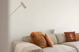 <p>A prime location, an interior you’ll fall in love with, and a private garden of 100 m²? Welcome to Markgravelei 121!</p><p>On one of Antwerp’s most sought-after avenues, you’ll discover this exceptionally spacious 154 m² apartment, where absolutely everything has been renovated. A state-of-the-art renovation with an eye for design, high-quality materials, and contemporary living comfort. Think warm hardwood floors, a stylish custom kitchen with built-in appliances, two luxurious bathrooms, and large aluminum windows that bring the greenery inside.</p><p>- Prime location on the prestigious Markgravelei<br />- Private city garden spanning no less than 100 m²<br />- 2 spacious bedrooms and 2 bathrooms<br />- Bicycle storage<br />- EPC rating: A</p><p>The spacious living area immediately impresses with its sense of space and abundance of natural light. The living room, dining area, and open custom kitchen flow seamlessly into one another. The large sliding windows connect the space to the terrace and the backyard. And what a backyard! A whopping 100 m² of private green space, featuring a beautiful mature tree as the centerpiece. Long summer evenings, lavish dinners, or simply enjoying the peace and quiet: here, the outdoor lifestyle comes as a bonus.</p><p>The rest of the apartment is equally impressive. Two full-sized bedrooms, two stylishly finished bathrooms with walk-in showers, and a well-thought-out layout offer every comfort. A separate utility room, guest bathroom, and basement round out the picture. Everything has been renovated, tastefully coordinated, and—thanks to its EPC A rating—is fully prepared for the future.</p><p>And then there’s the location! The Markgravelei combines upscale residential living with the best of Antwerp right at your fingertips. From the cozy coffee bars and restaurants around the Markgrave neighborhood to the vibrant atmosphere of ‘t Zuid, the KMSKA, and the green walking paths of the Hof van Leysen. Here, you can enjoy a peaceful home base without missing out on any of city life.</p><p>154 m² of luxury, a 100 m² garden, and a prime location. Some combinations speak for themselves.</p><p>Don’t let this once-in-a-lifetime opportunity pass you by! Discover it for yourself and schedule your visit at www.sinjoor.be or 03 283 05 00.</p>