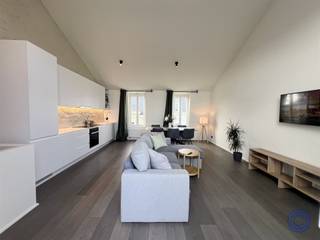 <p><span>Informatie duplex</span></p><p><span>Instapklaar en stijlvol duplexappartement ca. 107m² gelegen in de levendige Nationalestraat in Antwerpen, op de as tussen het historische centrum en het trendy Zuid. Het appartement bevindt zich op de derde en vierde verdieping van een kleinschalig, goed onderhouden gebouw. De indeling omvat twee ruime slaapkamers (ca. 17m² en 12,5m²), praktische bergruimte, een apart toilet en een ruime badkamer met inloopdouche en dubbele lavabo. Op de mansardeverdieping bevindt zich een lichtrijke leef- en eetruimte met hoge plafonds en een volledig ingerichte open keuken. Aansluitend een terras ca. 12m² met O-oriëntatie, waar u kunt genieten van de ochtendzon en uitzicht over Antwerpen. Het appartement beschikt over individuele nutsmeters en een gunstig EPC-label B. In de directe omgeving vindt u een ruim aanbod aan winkels, gezellige horecazaken en openbaar vervoer, met de tram- en bushalte Sint-Andries op wandelafstand.</span></p><p><span> </span></p><p><span>Indeling </span></p><p><span>Verdieping 3</span></p><ul><li><span>Een ruime slaapkamer/polyvalente ruimte ca. 17m².</span></li><li><span>Apart toilet met handenwasser op de gang </span></li><li><span>Een badkamer met een inloopdouche en dubbele lavabo. </span></li><li><span>Achteraan een 2e ruime slaapkamer ca. 12,5m². </span></li><li><span>2 handige bergruimtes (ca. 5m² in totaal) , waarvan 1 met aansluiting voor wasmachine -en droogkast.</span></li></ul><p><span>Verdieping 4</span></p><ul><li><span>Mansardeverdiep met hoge plafonds (4,2m op het hoogste punt). </span></li><li><span>Leef -en eetruimte met aansluitend terras ca. 12m² met O-oriëntatie (ochtendzon) en zicht over Antwerpen.</span></li><li><span>Volledig ingerichte, open keuken met kookplaat, dampkap, ijskast, vriezer en oven.</span></li></ul><p><span> </span></p><p><span>Extra's</span></p><ul><li><span>Gemeenschappelijke delen in verzorgde algemene staat. </span></li><li><span>Houten buitenschrijnwerk voorzien van dubbel HR-glas. </span></li></ul><ul><li><span>Aandeel basisakte t.l.v. de koper: ca. 850 EUR.</span></li></ul><p><span> </span></p><p><span>Algemene informatie</span></p><ul><li><span>Algemene kosten: nog niet vastgesteld (geschat op ca. 50 EUR/maand).</span></li><li><span>Nutsvoorzieningen: aparte meters voor water, elektriciteit en aardgas.</span></li><li><span>Verwarming: centrale verwarming op aardgas.</span></li></ul><p><span> </span></p><ul><li><span>Elektrische keuring: conform</span></li><li><span>EPC: label B</span></li><li><span>Asbestattest: asbestveilig</span></li></ul><p><span> </span></p><p><span>Gebruik</span></p><ul><li><span>Het appartement is op heden verhuurd.</span></li></ul><p><span> </span></p><p><span>Gebouw</span></p><ul><li><span>Het kwalitatief en goed onderhouden appartementsgebouw bestaat uit een kelder, gelijkvloers en 4 verdiepingen met 3 appartementen.</span></li></ul><ul><li><span>Dak in goede staat! </span></li></ul><ul><li><span>Geen lift aanwezig.</span></li><li><span>Videofoon aanwezig.</span></li></ul><p><span> </span></p><p><span>Omgeving – stedenbouw</span></p><ul><li><span>Het gebouw is niet gelegen in een zone belast met een recht van voorkoop. </span></li><li><span>Het gebouw is niet gelegen in een overstromingsgevoelig gebied of watergevoelig openruimtegebied. </span></li><li><span>Het gebouw is opgenomen in de Inventaris Bouwkundig Erfgoed. </span></li><li><span>Volgens het Gewestplan ligt het gebouw in een woongebied. </span></li></ul><p><span> </span></p><p><span>Ligging </span></p><ul><li><span>Centrale ligging in het centrum van Antwerpen, op de as tussen het Historisch Centrum en de wijk ’t Zuid. </span></li><li><span>Gelegen op wandelafstand van scholen, handelszaken en openbaar vervoer. </span></li><li><span>Vlotte bereikbaarheid naar de Ring van Antwerpen.</span></li></ul><p><span> </span></p><p><span>De informatie in deze prospect is ten informatieve titel: De kandidaat-koper moet zijn eigen zaak maken van het verkrijgen, controleren en interpreteren van deze informatie.</span></p><p><span> </span></p>