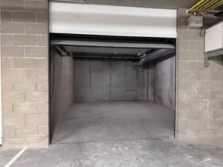 Deze zéér grote ondergrondse garage G12 met ervoor parkeerplaats P2 is gelegen in het centrum van Gistel, op een boogscheut van de markt.Dit alles...