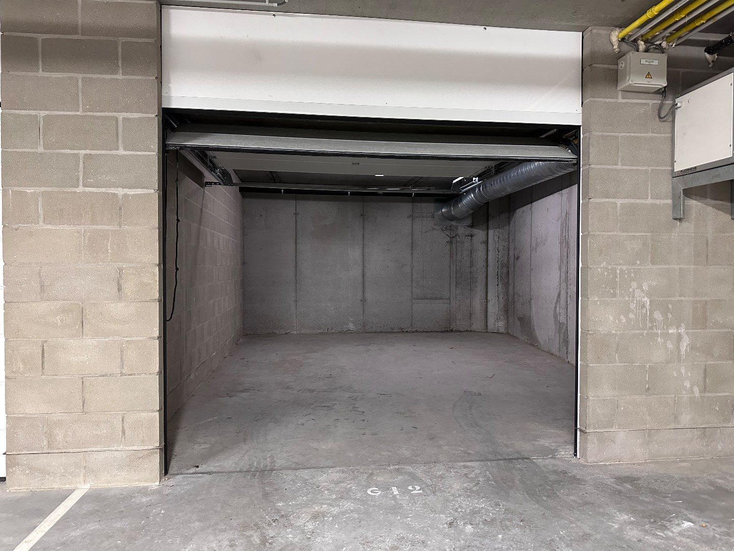 Ruime ondergrondse garage met autostaanplaats in het centrum van Gistel - foto 3