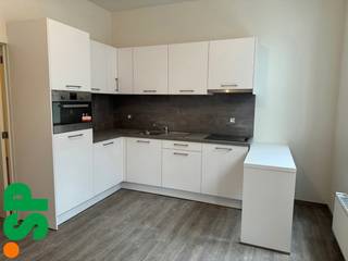 Opbrengsteigendom bestaande uit 4 units.<br /><br />Indeling:<br />-Gelijkvloers: studio van 30m²<br />-Verdieping 1 t.e.m. 3: appartement van 36m²<br />Verder is er een kelderverdieping waar alle nutsvoorzieningen zich bevinden.<br /><br />Het pand werd in 2024 volledig vernieuwd en is in nieuwstaat.<br /><br />Huidige huuropbrengst:<br />Bus 001: € 795 + € 20<br />Bus 101: 785,58 + € 20<br />Bus 201: 791,68 + € 20<br />Bus 301: 795 + € 20<br /><br />EPC's:<br />-GV: 199 kWm/m²<br />-1V: 83 kWh/m²<br />-2V: 83 kWh/m²<br />-3V: 99 kWh/m²<br /><br />Meer info?<br />Contacteer het kantoor van IMMO SP in Antwerpen via info@immosp.be of 03 226 20 40.