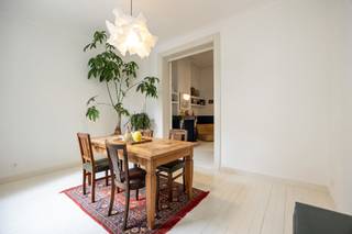 We vinden dit gezellige appartement terug in een kleinschalig gebouw te Provinciestraat Antwerpen. De drie appartementen worden allen verkocht.Het...