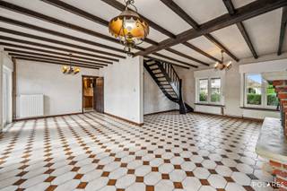 Welkom in deze karaktervolle woning uit 1975, gelegen op een uitzonderlijk perceel van maar liefst 23 are, zuidwest georiënteerd en grenzend aan...