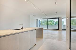 <p><strong>Prestigieus nieuwbouwproject “The Ensemble” in het hart van Assenede, waar stijl en comfort samenkomen in een unieke, karaktervolle omgeving.</strong><br /><br /><strong>Indeling<br /></strong>Via de inkom betreedt men het appartement op de tweede verdieping. Men komt meteen uit in een hal met <strong>ingemaakte kast</strong>, een ruime technische berging met plaats voor een wasmachine/droogkast en extra koelkast en/of diepvries, evenals een apart gastentoilet.<br /><br />Via de <strong>stalen deur</strong> bereikt men de <strong>moderne leefkeuken</strong> met aansluitende leefruimte. Deze geniet van veel lichtinval en geeft uit op het <strong>prachtig terras.</strong><br /><br />Vanuit de leefruimte bereikt men de slaapkamer, voorzien van een <strong>ingemaakte kastenwand</strong> en een <strong>ensuite badkamer</strong> met ligbad en tweede toilet.<br /><br /><strong>Omschrijving<br /></strong><strong>“The Ensemble” omvat een exclusief geheel van 10 luxueuze appartementen en 1 handelsruimte (opsplitsbaar in 4)</strong>, ontworpen in een <strong>verfijnde, moderne architectuur</strong> geïnspireerd op de elegante kuststijl. Elk appartement straalt <strong>licht</strong>, <strong>ruimte</strong> en <strong>klasse</strong> uit, met een hoogwaardige afwerking en oog voor detail.<br /><br />De appartementen zijn zorgvuldig ingedeeld om <strong>maximaal wooncomfort</strong> te bieden en genieten van een harmonieuze <strong>combinatie van moderne luxe en tijdloze esthetiek</strong>. Grote raampartijen zorgen voor een overvloed aan <strong>natuurlijk licht</strong> en creëren een aangename woonbeleving.<br /><br />Voor elk appartement is er de mogelijkheid om één ondergrondse autostaanplaats aan te kopen. Prijzen vanaf €37.500,- per autostaanplaats. Daarnaast beschikt het project over een <strong>gemeenschappelijke ondergrondse fietsenstalling</strong>, wat bijdraagt aan het praktische en duurzame karakter van het geheel. <strong>De prijzen zijn excl. BTW</strong>. Mogelijkheid tot 6%.<br /><br /><strong>Ligging:<br /></strong><strong>“The Ensemble”</strong> is uitstekend gelegen op de <strong>Markt van Assenede</strong>, in de Stadhuisstraat, pal naast het stadhuis en met een prachtig zicht op de kerk. U geniet hier van een <strong>centrale ligging</strong> met <strong>alle voorzieningen, winkels en horeca op wandelafstand</strong>, terwijl u tegelijkertijd woont in een charmante en sfeervolle omgeving.<br /><br /><strong>Een unieke kans voor wie op zoek is naar exclusief wonen of een waardevolle investering in het centrum van Assenede.</strong></p>