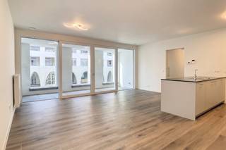 Dit nieuwbouwappartement te huur is gelegen in het historisch centrum van Antwerpen, in het project 'De Dams'. Het project wordt gekenmerkt door historische gebouwen, gecombineerd met de moderne architectuur. Winkels en openbaar vervoer liggen in de directe nabijheid. Indeling:- inkomhal- woonkamer met open geïnstalleerde keuken - 2 slaapkamers - geïnstalleerde badkamer- apart toilet- berging- ondergrondse autostaanplaatsExtra troeven:- unieke locatie in het historisch centrum van Antwerpen- onmiddellijk beschikbaar- terras- automatische verduistering- gemeenschappelijke fietsenberging- lift- EPC label A- uitstekende mobiscore: 9,4/10Maandelijkse kosten: 150 euro per maand voor het onderhoud en verbruik van de gemeenschappelijke delen.Bent u geïnteresseerd in deze woning te huur in Antwerpen?Aarzel dan niet om een bezoekaanvraag in te dienen via onze website via de daar voorziene rode balk.Wenst u uw eigendom ook te koop of te huur te stellen? We helpen u graag verder. Steeds tot uw dienst om u verder te helpen met al uw vragen over vastgoed.