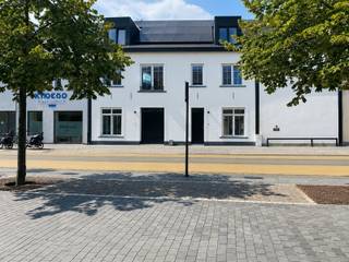 <p>Deze exclusieve nieuwbouwwoning combineert ruimte, comfort en hoogwaardige afwerking op een toplocatie in het centrum van Mol. Mits voldaan aan de wettelijke voorwaarden kan u genieten van het verlaagde btw-tarief van 6%.</p><p>Dankzij de warmtepomp, vloerverwarming/ vloerkoeling en zonnepanelen behaalt dit energiezuinige herenhuis een gunstig E-peil E16.  EPB in opmaak. Bovendien heeft u momenteel nog inspraak in de definitieve afwerking.</p><p>INDELING: inkomhal, gastentoilet, berging/wasruimte, lichtrijke open keuken met eethoek en toegang tot terras en tuin, gezellige zithoek en een via een stijlvolle steeldoor afgescheiden ruimte, ideaal als bureau, speelkamer of aperitiefhoek.</p><p>Op de eerste verdieping bevinden zich een nachthal, een master bedroom met dressing (ca. 21 m²) en toegang tot een dakterras van ca. 32 m², een tweede slaapkamer (ca. 13,5 m²) en een badkamer.</p><p>De zolderverdieping omvat twee ruime slaapkamers van ca. 18 m² en 21 m² en een technische berging.</p><p>Verder is de woning volledig onderkelderd, zijn de verdiepingen bereikbaar via een trap en is er een schacht voorzien voor de plaatsing van een lift. <br />Via de achterzijde bereikt u de carport met tuinberging, en nog een extra parkeerplaats. De omheinde tuin met terras van ca. 25 m² vormt een oase van rust midden in het centrum.</p><p>Winkels, scholen, horeca en openbaar vervoer bevinden zich op wandelafstand.</p><p>Maak snel uw afspraak!  Bel vandaag nog: 0486 63 14 65</p>