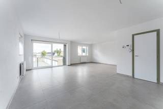 Ontdek dit zeer mooi appartement met 2 slaapkamers in Rumbeke. <br /><br />De indeling is als volgt: <br />- Inkomhall <br />- Toilet<br />- 2 slaapkamers <br />- Terras<br />- Badkamer met douche en dubbel lavabo<br />- Keuken<br />- Leefruimte<br />- Balkon<br />- Berging <br /><br />-&gt; Mogelijkheid om een garage aan te kopen: 25.000 euro (excl. kosten)<br />-&gt; Mogelijkheid om een autostaanplaats aan te kopen: 12.500 euro (excl. kosten)<br /><br />Plan snel uw bezoek in via www.albert.immo of bel naar Angelique op 0484/74 25 68.