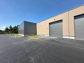 Nieuwbouw KMO-unit van 152 m² en 2 privatieve parkeerplaatsen te huur in Wevelgem.De geïsoleerde casco magazijnruimte is opgebouwd uit een...