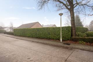 Uiterst gunstig en rustig gelegen woning op de hoek David Tenierslaan/Beukendreef.  Dit huis bevindt zich in een residentiële woonomgeving, op wandelafstand van het commerciële centrum met alle winkels, verschillende scholen, de Carrefour en de bushalte op 50m.  De opritten van zowel E19 als A12 liggen op slechts enkele minuten rijden.  Er is parkeergelegenheid aan het eigendom zelf in de inpandige garage en in de straat.  <br /><br />Het bouwjaar is 1990.  Dit eigendom werd steeds goed onderhouden &amp; werd recent volledig geschilderd.  Goede EPC score: Label C!  Alles bevindt zich op het GELIJKVLOERS: een inkomhall, een woonkamer met zicht op de tuin, een ingerichte keuken, een apart toilet, een 1e slaapkamer/bureau, een 2e slaapkamer en een ingerichte badkamer.  Er is een zolderruimte van 28m2, te bereiken via uittrekbare zoldertrap. Mits aanpassing van de dakstructuur is een 3e slaapkamer mogelijk.  De tuin is zongericht en beschikt over een terras en tuinberging.  <br /><br />Wenst u graag een bezichtiging?  Contacteer ons via 03 459 99 99 of info@leximmo.be voor een afspraak ter plaatse !