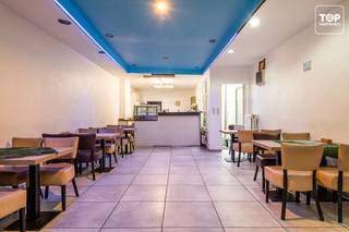 Dit pand is gelegen tussenin de Gentse ring en het historisch centrum. Heel wat passage en andere handelszaken in de directe omgeving. <br /><br />Gelijkvloers is momenteel verhuurd als snackbar voor 750€/maand en de bovengelegen woonst voor 600€/maand.<br /><br />Het gelijkvloers bestaat uit een handelsruimte met achteraan een keuken. Toilet toegankelijk via de doorgang langs buiten. Extra opbergruimte in kelder. <br /><br />Op de eerste verdieping is er een leefruimte, aparte keuken. Badkamer met douche, toilet en aansluiting voor wasmachine. Op de 2de verdieping zijn er 2 slaapkamers. <br /><br />Aparte elektriciteit, gas en water meters.<br /><br />Contacteer Top Vastgoed voor meer info en een bezoek op 0475 700 700.