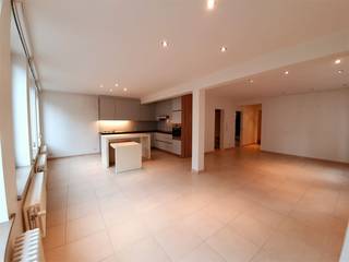 Hartje Brugge,vlakbij Sint-Salvatorskathedraal<br />Groot luxueus lichtrijk appartement , 2 slaapkamers, alle modern comfort aanwezig, LIFT aanwezig.<br />omvat: inkom, berging, grote lichtrijke living met zicht op de Zuidzandstraat , moderne ingerichte open keuken met vaatwas,oven, keramische kookplaat eetruimte , overlopend in zitplaats, slaapkamer met badkamer en-suite waar grote inloopdouche met stoeltje, ingebouwde kasten in badkamer en slaapkamer, toilet.<br />2 e grote slaapkamer, wasplaats met aansluiting voor wasmachine.