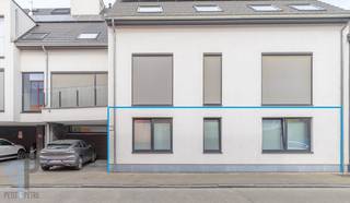 In het rustige Grotenberge vinden we dit bijzonder ruime en luxueus uitgeruste appartement van bouwjaar 2017. Het appartement omvat een inkomhall...