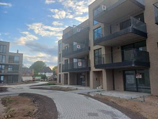 Energie-neutraal instap klaar nieuwbouwappartement in Neerpelt centrum kortbij school, trein, horeca, winkels, .... Het appartement bestaat uit een inkomhal, woonkamer, keuken, berging, 2 slaapkamers, badkamer (inloopdouche/wastafel), toilet apart. Terras. Autostaanplaats + berging in de kelder. Volledig opgeverfd. Vaste verlichting. Vloerverwarming. Geothermie (geen gas meer). Zonnepanelen 1200 watt. Bring-me systeem. Gemeenschappelijke kosten zijn 100 euro per maand. Voor meer info contacteer ons via info@vastgoedfransen.be.