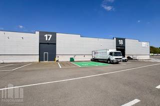 Excellent located warehouse of 1,152 m² with 144 m² office, close to the A12 and E19.<br /><br />The warehouse has a clear height of 6 m under the beams and 7.30 m under the roof (renewed), furthermore the warehouse has a sectional door (4 meters wide x 5 meters high), as well as ventilation, cooling and heating in the offices. Attached to the warehouse is a renovated office building of 144 m², possible expansion possibility. Outside there is ample parking and maneuvering space. The property is available from 31/12/2026, but an earlier lease is possible by mutual agreement.<br /><br />This property is ideal for companies looking for spacious storage and work space with easy accessibility.<br />Additional option: in addition to this unit, an identical warehouse with office space is available from 30/06/2025. <br /><br />Contact PANORAMA B2B for additional information or a no-obligation site visit <strong>0477 91 10 00</strong>.<br />