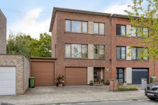 Ontdek deze verzorgde woning waar licht, ruimte en comfort samenkomen. Geniet van een zonnige tuin met volledige privacy, een inpandige én extra...