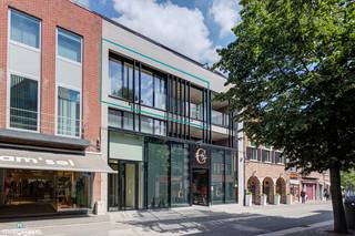 LUXUEUS AFGEWERKT APPARTEMENT MET 2 SLAAPKAMERS, OVERDEKT TERRAS, KELDERBERGING EN OPTIONELE ONDERGRONDSE AUTOSTAANPLAATS IN BILZEN-CENTRUM<br /><br />*** Bekijkt U dit appartement via een aanverwante website? Surf dan naar https://matisimmo.be/nl/aanbod/4382042/appartement-te-koop-in-3740-bilzen-hoeselt en klik op volgende link voor het INTERACTIEF GRONDPLAN: https://grondplan.matisimmo.be/grondplan/?map=BilzenOLVrouwstraat9AB21 ***<br /><br />In het bruisende centrum van Bilzen, in de winkelstraat en op slechts enkele stappen van de Markt met zijn gezellige terrassen en talrijke winkels, vinden we dit luxueus afgewerkte appartement terug. Dankzij deze voortreffelijke ligging zijn omliggende steden eveneens vlot bereikbaar, de op- en afritten zijn op slechts 5 minuten rijden gelegen. Dat alle faciliteiten in de omgeving gelegen zijn én dat leuke evenementen doorheen het jaar zo makkelijk bereikbaar zijn, maakt deze locatie eveneens erg geliefd.<br /><br />Het appartement is gelegen op de tweede verdieping van een rustige residentie en is bereikbaar via zowel de trap als de lift. De lift biedt bovendien directe toegang tot de kelderverdieping met de privatieve berging en ondergrondse autostaanplaats.<br /><br />De indeling is als volgt: via de inkomhal, die voorzien is van een apart gastentoilet en praktische op maat gemaakte kasten, betreedt men de ruime en lichtrijke leefruimte. Deze luxueus afgewerkte woonkamer is uitgerust met ingebouwde maatwerkkasten, een sfeervolle sierhaard en airconditioning, wat zorgt voor optimaal comfort en een gezellige uitstraling.<br /><br />Aansluitend bevindt zich de open, volledig geïnstalleerde keuken met een ruim keukeneiland. Via het grote schuifraam heeft men toegang tot het ruime, zuidwestgericht overdekt terras, dat voorzien is van een sunscreen en waar u in alle comfort kan genieten van de buitenruimte.<br /><br />Verder beschikt het appartement over twee volwaardige slaapkamers, waarvan één uitgerust is met airconditioning en ingebouwde maatkasten. De stijlvolle badkamer is voorzien van een enkele lavabo, een inloopdouche en een op maat gemaakte kast met geïntegreerde voorzieningen voor wasmachine en droogkast.<br /><br />Tot slot beschikt het appartement over een privatieve kelderberging en is er de mogelijkheid om de ondergrondse autostaanplaats optioneel aan te kopen.<br /><br />Wenst u dit luxueuze appartement graag zelf te bezichtigen? Contacteer ons vrijblijvend via 089/44.00.00 of info@matisimmo.be<br /><br /><em>De vermelde woonoppervlakte is steeds de bruikbare vloeroppervlakte overgenomen uit het EPC-verslag.</em><br /><br /><em>Bestuursmaatregelen in het maatregelenregister: nee</em><br /> 