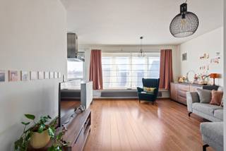 <p>Welkom in de Chrysantenstraat, waar op de tweede verdieping een appartement wacht dat precies doet wat het moet doen: goed wonen makkelijk maken.<br />Geen groot appartementsblok, geen overbodige kosten, wel een kleinschalig gebouw met betonstructuur en lage gemeenschappelijke kosten. Rustig, degelijk en overzichtelijk.</p>
<p>Binnen? Licht en logisch.<br />De open leefruimte ligt aan de straatkant en brengt zithoek, eetruimte en keuken mooi samen. Alles loopt vlot in elkaar over, zonder in te boeten aan ruimte of comfort. Koken terwijl je gasten aan tafel zitten? Check. Voldoende daglicht? Dubbel check.</p>
<p>Achteraan vind je twee slaapkamers: één ruime slaapkamer, en een tweede compactere kamer die zich moeiteloos laat invullen als kinderkamer, bureau of dressing. Flexibel wonen, zoals het vandaag hoort.</p>
<p>De badkamer is praktisch en comfortabel, met een ligbad (inclusief douchefunctie) en lavabo.<br />Verder is er een apart toilet en een verrassend nuttige berging met aansluiting voor wasmachine en extra opslag. Klein detail, groot gemak: hier draait je was gewoon door, zonder dat iemand er last van heeft.</p>
<p>Ook technisch zit alles snor: conforme elektriciteit, een condensatieketel voor efficiënte verwarming en een <strong>EPC met een mooie groene B</strong>. Dubbele beglazing, veiligheidsdeur en een fietsenstalling maken het plaatje compleet.</p>
<p>Extra’s die tellen:<br />- Instapklaar appartement<br />- Kleinschalig gebouw met betonstructuur<br />- EPC B<br />- AREI conform <br />- Lage gemeenschappelijke kosten: 80€/mnd (incl water)<br />- Fietsenstalling<br />- Vraagprijs = richtprijs<br /><br />Benieuwd om het zelf te ontdekken? Wij leiden je graag rond.</p>