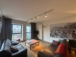 Ontdek dit ruim en volledig gemeubeld appartement, ideaal voor wie comfortabel en zonder zorgen wil wonen.<br />Het appartement beschikt over twee volwaardige slaapkamers en een derde kamer die werd ingericht als praktische dressing. De ruime en lichtrijke woonkamer sluit aan op een aangenaam terras – perfect om te ontspannen na een lange dag. De aparte, ruime keuken biedt voldoende plaats en comfort om uitgebreid te koken.<br />Verder is er een berging in het appartement zelf, wat zorgt voor extra opslagruimte. Er is een afzonderlijk gastentoilet én een badkamer uitgerust met ligbad, lavabo en een tweede toilet.<br />Het gebouw is voorzien van een lift, wat het appartement extra toegankelijk maakt.<br />Onmiddellijk beschikbaar.<br />Optioneel kan u een staanplaats huren aan €100 per maand en/of een garagebox aan €150 per maand.<br />Ben je geïnteresseerd in dit pand te huur in Oostende? Ga naar de website www.dermul.be, klik op het pand dat je wenst te huren. Via de knop "ik heb interesse" vragen we u kort een profiel in te vullen. Daarna nemen we contact op voor een bezoek. Telefonisch kunnen er geen afspraken gemaakt worden.