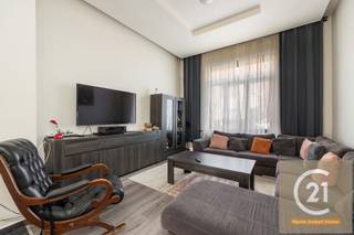 Herenhuis met 4 slaapkamers, ideaal gelegen op slechts 5 minuten lopen van het station en de winkels in het centrum.<br /><br />Vanaf het moment dat je binnenkomt, word je verleid door de warme sfeer van deze perfect onderhouden woning. De begane grond heeft een hal, een ruime woonkamer die ideaal is om familie en vrienden te ontvangen, een volledig uitgeruste keuken, een badkamer en een toilet. De zorgvuldige afwerking weerspiegelt regelmatig onderhoud van hoge kwaliteit.<br /><br />De eerste verdieping heeft twee mooie slaapkamers, allemaal ruim en badend in natuurlijk licht, ideaal voor een groot gezin of voor het opzetten van een kantoor aan huis. Een moderne, goed ingerichte badkamer zorgt voor optimaal dagelijks comfort.<br /><br />De tweede verdieping heeft ook twee prachtige slaapkamers.<br /><br />Een groot voordeel van dit huis is de uitstekende energieklasse (EPC - C), waardoor een gematigd verbruik en thermisch comfort het hele jaar door gegarandeerd zijn. Met efficiënte verwarming en goede isolatie is alles aanwezig om je energierekening te beperken.<br /><br />Het huis beschikt ook over een praktische kelder, ideaal voor opslag, wijnopslag of het opzetten van een werkplaats naar wens.<br />Dit huis ligt in een rustige, gewilde buurt met uitstekende vervoersverbindingen en biedt een aangename woonomgeving met alle voorzieningen op loopafstand: treinstation, winkels, scholen en diensten. Het is een echte favoriet bij gezinnen die op zoek zijn naar een rustige, centrale locatie zonder te hoeven klussen.<br /><br />Wacht niet langer en bezoek dit huis en onze website www.century21zaventem.be voor meer informatie.