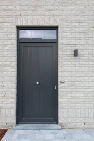 In het rustige Meulebeke in een kindvriendelijk buurt kan u deze hedendaagse nieuwbouwwoning terugvinden. Deze woningen zijn gelegen op een beugscheut van het centrum van Meulebeke en vlakbij invalswegen richting Tielt, Ingelmunster, Dentergem,... Deze hedendaagse landelijke nieuwbouwwoningen zijn voorzien van alle comfort, ruimte en ze zijn bovendien energiezuinig. De woning is volledig instapklaar afgewerkt inclusief schilderwerken, verlichting, laminaat in de slaapkamers en ook de tuin is reeds volledig aangelegd.
<ul>
<li>Vloerverwarming voorzien op het gelijkvloers; </li>
<li>E-peil 30 - 50% korting gedurende 5 jaar op uw onroerende voorheffing; </li>
<li>1 garagebox inclusief; </li>
<li>Tuin volledig aangelegd; </li>
<li>3 ruime slaapkamers;</li>
<li>Schilderwerken, laminaat en verlichting inclusief! </li>
</ul>
Interesse? Contacteer ons!