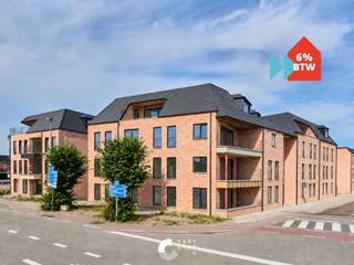 In Residentie Cauliller Poort vind je dit aangename 2-slaapkamerappartement op de tweede verdieping. Het appartement combineert modern wooncomfort met een eigen terras, gelegen op het westen. Dankzij de aanwezigheid van een lift en de rechtstreekse toegang tot de ondergrondse kelder geniet je hier van extra comfort en gebruiksgemak.<br /><br />Indeling:<br />- Inkomhal<br />- Open leefruimte met zithoek, eetkamer en keuken<br />- Technische ruimte<br />- Berging<br />- Slaapkamer 1<br />- Slaapkamer 2<br />- Badkamer<br />- Apart toilet<br />- Terras<br /><br />Troeven:<br />+ Energiezuinig: warmtepomp, vloerverwarming, vloerkoeling, ventilatie en zonnepanelen<br />+ E-peil <20: 50% vermindering op de onroerende voorheffing gedurende 5 jaar<br />+ Lift aanwezig: rechtstreekse toegang tot de ondergrondse kelder<br />+ Centrale ligging in Kaulille<br />+ Aankoop aan 6% btw mogelijk onder voorwaarden, ook voor investeerders<br /><br />Prijsberekening incl. kosten, parking en berging bij 6% btw: €352.010,00<br /><br />Wil jij graag de sfeer van Residentie Cauliller Poort ervaren? Contacteer ons en wij helpen je graag dichtblij verder!