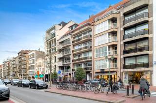 Sur l'avenue Lippens, en plein centre commerçant de Knokke-Heist, vous découvrirez cet appartement rénové avec 3 chambres à coucher et grande terrasse.<br /><br />Composition: hall d'entrée avec toilette, agréable séjour avec terrasse, cuisine équipée, débarras, 3 chambres à cocuher, bureau, 2 salles de bains.<br /><br />Cave et local à vélos.<br /><br />Possibilité d'acheter un parking. <br /><br />Découvrez la vidéo sur www.avantimmo.be<br /><br />Visites ? Uniquement sur rendez-vous avec Avantimmo au numéro 050 62 50 55.