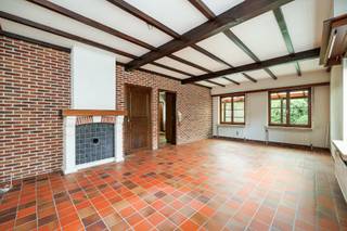 <p><span>Deze ruime woning biedt heel wat potentieel en vormt de ideale basis voor wie op zoek is naar een gezellige gezinswoning met extra ruimte en mogelijkheden om naar eigen wens in te richten. <br /><br /><strong>GELIJKVLOERS</strong></span></p>
<p><span>Via de inkomhal (8 m²), met gastentoilet en handenwasser, kom je in de ruime leefruimte (31,5 m²), die aansluit op de keuken (13 m²). Deze is uitgerust met een elektrische kookplaat, koelkast, oven, dampkap en dubbele spoelbak.</span></p>
<p><span>De veranda (21,5 m²) vormt een mooie uitbreiding van de leefruimte en biedt tal van mogelijkheden om er een gezellige zit- of eetruimte van te maken. Verder zijn er een berging (3 m²) en een ruime wasplaats (11 m²).</span></p>
<p><span>Het slaapgedeelte omvat <span>drie slaapkamers van respectievelijk 7,5 m², 10,5 m² en 14,5 m²</span>. De badkamer (5,5 m²) is voorzien van een bad-douchecombinatie, dubbele lavabo en toilet. De nachthal (6,5 m²) beschikt over ingebouwde kasten en biedt extra bergruimte.</span></p>
<p><span>Een bijkomende troef is de ruime inpandige garage van 34 m², met manuele garagepoort en plaats voor twee wagens.</span></p>
<p><span>Buiten geniet je van een volledig afgesloten, privatieve tuin met tuinhuis. <br /><br /><strong>EERSTE VERDIEPING</strong></span></p>
<p><span>De verdieping omvat twee ruimtes van 22,5 m² en 25,5 m², waarvan één voorzien is van linoleum en ingebouwde kasten en kan dienst doen als <span>vierde slaapkamer.</span> Daarnaast is er een hobbyruimte van 26 m².</span></p>
<p><span>Deze ruimtes bieden interessante mogelijkheden voor wie extra slaapkamers, een bureau, een hobbyruimte,... wenst te realiseren.<br /><br /><strong>BIJZONDERHEDEN</strong><br />De bewoonbare oppervlakte is gebaseerd op de bruikbare vloeroppervlakte vermeld in het EPC. <br />Dubbele beglazing in houten schrijnwerk. Manuele rolluiken. Parlofoon. Aardgas CV “Vaillant”. Kruipkelder.<br /><br /><strong>POSITIEVE ASPECTEN</strong><br /></span></p>
<p><span>Mogelijkheid tot 4 slaapkamers</span></p>
<p><span>Gelijkvloers wonen</span></p>
<p><span>Uitbreidingsmogelijkheden op eerste verdieping</span></p>
<p><span>Mooie perceeloppervlakte</span></p>
<p><span><span>Volledig afgesloten tuin</span><br /></span></p>