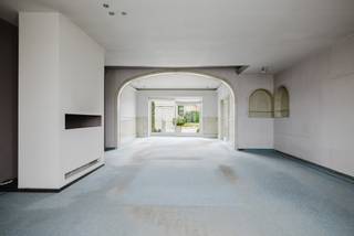 Locatie:<br /><br />De statige vrijstaande woning is gelegen vlakbij het levendige centrum, met een vlotte verbinding naar de R4 en E40, zijn dit alvast grote troeven van dit eigendom.<br />Bereikbaarheid en alles qua winkels, scholen, openbaar vervoer en ontspanning zijn in de onmiddellijke omgeving te vinden.<br /><br />Woning:<br /><br />Deze statige alleenstaande woning op een perceel van 708m2 vraagt renovatiewerken. Na het renoveren van deze eigendom zal deze woonst opnieuw aan het hedendaagse en moderne comfort voldoen qua technieken en afwerking.<br />Deze woonst geniet veel mogelijkheden, zo is er een grote leefruimte, keuken, afzonderlijk bureau.<br />Alsook zijn er 3 ruime slaapkamers en een grote badkamer op de 1e verdieping en is er op de 2e verdieping nog veel ruimte om naar wens in te vullen. Op dit moment doet deze ruimte dienst als zolderruimte.<br /><br />TROEVEN:<br />- CENTRALE locatie<br />- Vlotte verbinding naar invalswegen<br />- woning met POTENTIEEL (zolder verdieping in te richten)<br /><br />De renders/intekeningen zijn puur illustratief, deze werken worden niet uitgevoerd.<br /><br />Voor een bezoek of meer informatie 0472 01 51 51