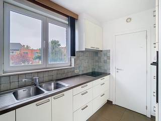 Lichtrijk appartement met 2 slaapkamers en garage in Brugge<br /><br />Dit verzorgd en lichtrijk appartement met 2 slaapkamers is gelegen op de tweede verdieping en geniet van een centrale en vlot bereikbare ligging in Brugge. De Markt bevindt zich op wandel- en fietsafstand. Daarnaast zijn er in de nabije omgeving tal van winkels, horecazaken en openbaar vervoer te vinden. Ook de belangrijkste invalswegen zijn gemakkelijk bereikbaar.<br /><br />Bij het binnenkomen kom je terecht in een ruime en aangename leefruimte van maar liefst 41 m². Dankzij de grote hoeveelheid natuurlijk licht vormt dit een gezellige plek om te wonen. De open keuken van 6 m² sluit mooi aan op de leefruimte en is uitgerust met een keramische kookplaat, vaatwasser, koelkast met diepvriesvak, combi-oven en dubbele spoelbak.<br /><br />Het appartement beschikt over twee volwaardige slaapkamers van 11 m² en 10 m². Daarnaast is er een praktische technische berging van 3 m² met aansluiting voor een wasmachine. De badkamer is voorzien van een dubbele lavabo, spiegelkast, toilet en een ligbad met douchescherm.<br /><br />Een bijkomende troef is de ruime garage, die inbegrepen is in de huurprijs. Hierdoor beschik je niet alleen over een comfortabele woonst, maar ook over een handige en veilige parkeer- en bergruimte.<br /><br />Algemeen:<br /><br />- Huurprijs: € 895,00/maand<br />- Ruime garage inbegrepen in de huurprijs<br />- Provisie gemeenschappelijke kosten: € 75,00/maand<br />- Beschikbaar 01/11/2026