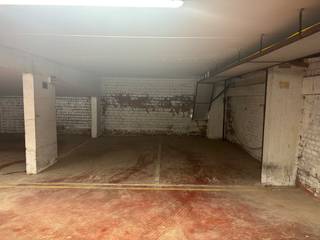 Ce parking (n° 15) est situé au sous-sol de la résidence « Marina Beach », Zeedijk 34 à Middelkerke. Le parking souterrain est accessible via la Roger de Grimberghestraat, près du Zeedijk et à deux pas du centre.Dimensions :Largeur : 2,30 mLongueur : 5,30 mAvantages :Près du ZeedijkSituation très centraleEntrée ferméeCe parking de Middelkerke vous intéresse ? Contactez-nous dès maintenant pour planifier votre visite !Registre des mesures: non