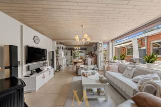 Centraal gelegen in Desselgem vindt u dit bijzonder ruime en multifunctionele handelspand met woonst, een eigendom die uitblinkt in...