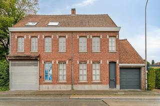 Ruime herenwoning met 4 slaapkamers en magazijn van ca. 500 m² in Deerlijk<br /><br />Op zoek naar een ruime woning waar wonen en werken perfect te combineren zijn? Deze karaktervolle herenwoning met brede gevel in Deerlijk biedt een unieke combinatie.<br /><br />Bij het binnenkomen word je verwelkomd in een statige, karaktervolle inkomhal. Het gelijkvloers is praktisch ingericht en beschikt over een kantoor- of ontvangstruimte, wasplaats, dubbele garage en een ruime loods van ca. 500 m². Dankzij de sectionale poort is de loods vlot toegankelijk en bijzonder geschikt voor opslag, atelier of zelfstandige activiteiten.<br /><br />Op het eerste verdiep bevindt zich een bijzonder ruime en lichtrijke leefruimte met een mooie parketvloer en open haard. Aansluitend is er een ingerichte leefkeuken met berging. Zowel vanuit de leefruimte als vanuit de keuken heb je rechtstreeks zicht op het grote, zuidwestgeoriënteerde terras.<br /><br />Op het tweede verdiep bevinden zich 4 kamers waarvan 3 voorzien met airco. Verder is er een volledig uitgeruste badkamer met zowel een bubbelbad als douche.<br /><br />Algemene info:<br />- Dubbele beglazing, houten ramen<br />- CV op mazout<br />- 21 zonnepanelen<br />- Warmtepomp<br />- Zuidwestgeoriënteerde terras<br /><br />Voor meer informatie of het inplannen van een bezoek kunt u contact opnemen met Wessel via 0472 18 39 13 of wessel.audoor@dewaele.com.<br /><br /><br /><br />Bestuursmaatregelen in het maatregelenregister: nee