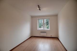 Gezellig, volledig opgefrist 2 slaapkamer appartement met garagebox en kelder in Tervuren 1ste verdieping van een klein gebouw bestaande uit:...